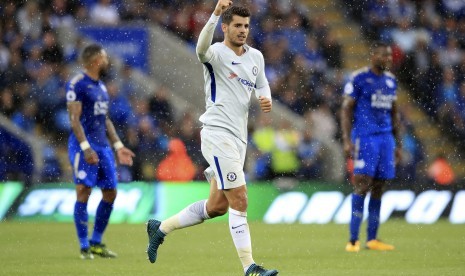 Striker Chelsea, Alvaro Morata merayakan golnya ke gawang Leicester City pada laga Liga Primer Inggris di Stadion King Power, Sabtu (9/9). Chelsea menang 2-1.