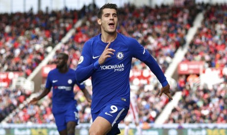 Striker Chelsea, Alvaro Morata merayakan trigo ke gawang Stoke City, pada laga Liga Primer Inggris, akhir pekan lalu.