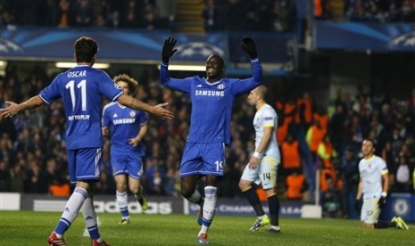 Striker Chelsea Demba Ba (kanan) merayakan golnya di Liga Champions bersama rekan setimnya Oscar.