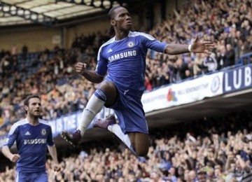 striker Chelsea, Didier Drogba, meluapkan emosinya usai mencetak gol ke jala Stoke City di laga Liga Primer Inggris di Stadion Stamford Bridge, London, Sabtu (10/3). 