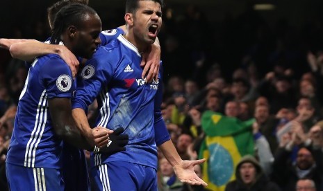 Striker Chelsea, Diego Costa (kanan) merayakan gol ke gawang Hull City pada laga Liga Primer di Stamford Bridge, Senin (23/1) dini hari WIB. Chelsea menang 2-0.