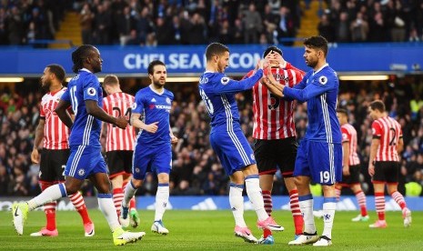 Striker Chelsea, Diego Costa (kanan) merayakan golnya bersama Eden Hazard pada laga Liga Primer melawan Southampton di Stamford Bridge, Rabu (26/4) dini hari WIB. Chelsea menang 4-2.