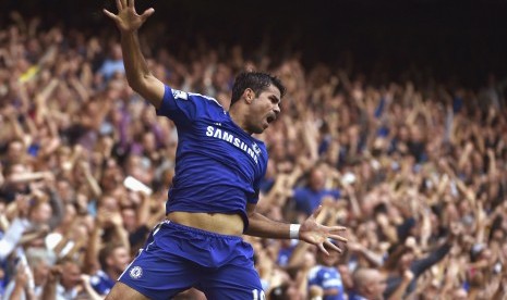 Striker Chelsea, Diego Costa, meluapkan kegembiraannya usai menjebol gawang Swansea City dalam laga Liga Primer Inggris di Stamford Bridge, London, Sabtu (13/9). 