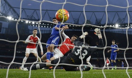 Striker Chelsea Diego Costa mencetak gol ke gawang Arsenal 