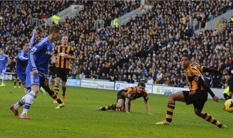 Striker Chelsea, Eden Hazard (kiri), melepaskan tembakan menjebol gawang Hull City dalam laga Liga Primer Inggris di Stadion The KC, Hull, Sabtu (11/1). 