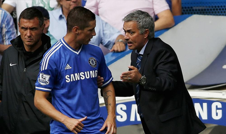 Striker Chelsea Fernando Torres (kiri) dan pelatihnya Jose Mourinho.