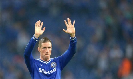 Striker Chelsea, Fernando Torres, melambaikan tangan usai laga lawan Schalke 04 di laga Grup E Liga Champions di Veltins Arena, Gelsenkirchen, Jerman, Selasa (22/10).