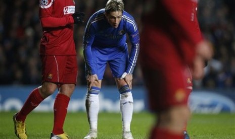 Striker Chelsea, Fernando Torres, tertunduk lesu meskipun membawa timnya membantai Nordsjaelland 6-1 di Stamford Bridge, Kamis (6/12) dini hari. The Blues tersingkir karena di tempat lain Juventus mengalahkan tuan rumah Shakhtar Donetsk.