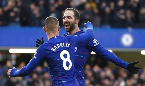 Striker Chelsea, Gonzalo Higuain (kanan) merayakan gol ke gawang Huddersfield pada laga Liga Primer Inggris, di Stamford Bridge, Sabtu (2/2).