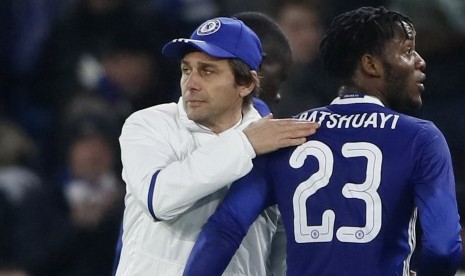 Striker Chelsea, Michy Batshuayi (kanan) bersalaman dengan pelatih Antonio Conte seusai laga Piala FA lawan Peterborough di Stamford Bridge, Ahad (8/1).