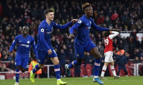 Striker Chelsea Tammy Abraham berselebrasi usai mencetak gol kemenangan 2-1 timnya atas tuan rumah Arsenal di Stadion Emirates, dalam lanjutan Liga Primer Inggris, Ahad (29/12).