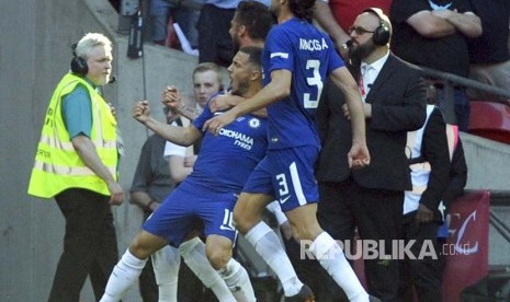 Gelandang serang Chelsea, Eden Hazard, merayakan gol ke gawang Manchester United pada laga final Piala FA di Stadion Wembley, London.