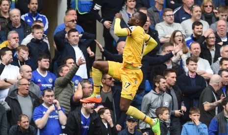 Striker Crystal Palace, Christian Benteke merayakan gol ke gawang Chelsea pada laga semalam. 