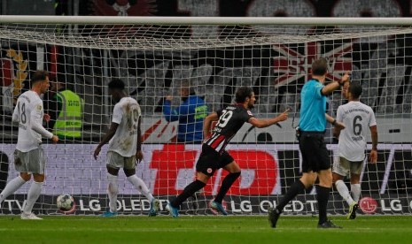 Striker Eintracht Frankfurt, Goncalo Paciencia (tengah) merayakan gol ke gawang Bayern Muenchen pada laga Bundesliga, Sabtu (2/11).