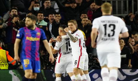 Striker Eintracht Frankfurt Rafael Borre (tengah) merayakan golnya ke gawang Barcelona. Eintracht mengalahkan Barcelona 3-2 ada legkedua perempat final Liga Europa, Jumat (15/4/2022) dini hari WIB.