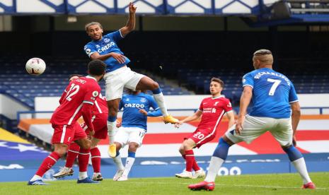 Striker Everton Dominic Calvert-Lewin (atas) mencetak gol kedua klubnya saat menghadapi Liverpool dalam lanjutan Liga Primer Inggris, Sabtu, 17 October 2020. 