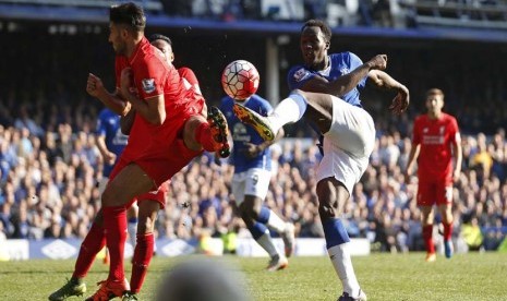 Striker Everton, Romelu Lukaku, melepaskan tembakan saat menghadapi Liverpool di laga Liga Primer Inggris di Stadion Goodison Park, Ahad (4/10). 