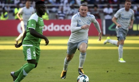 Striker Everton Wayne Rooney, berusaha melewati bek Gor Mahia saat pertandingan persahabatan di stadion nasional Dar es Salaam di Tanzania, Kamis (13/7). 