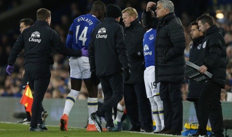 Striker Everton, Yanncik Bolasie (kedua kiri) ditarik keluar oleh pelatih Ronald Koeman pada laga Liga Primer lawan Manchester United di Goodison Park, Ahad (4/12). Bolasie mengalami cedera otot ligamen lutut.