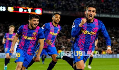  Striker FC Barcelona Ferran Torres (kanan) merayakan setelah mencetak skor imbang 1-1 saat pertandingan sepak bola leg pertama play-off Liga Eropa UEFA antara FC Barcelona dan SSC Napoli di stadion Camp Nou di Barcelona, ??Spanyol, Jumat (18/2/2022). 