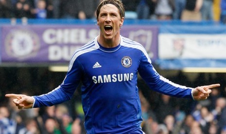 Striker Fernando Torres meluapkan kegembiraannya setelah mencetaka gol ke gawang Queens Park Rangers di Stamford Bridge, London, Minggu (29/4). Chelsea menang 6-1 dan Torres mencetak hattrick.