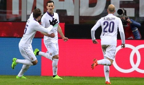 Striker Fiorentina, Nikola Kalinic (tengah) merayakan golnya ke gawang AC Milan pada laga Serie A di San Siro, Senin (20/2) dini hari WIB. Fiorentina kalah 1-2 pada laga ini.