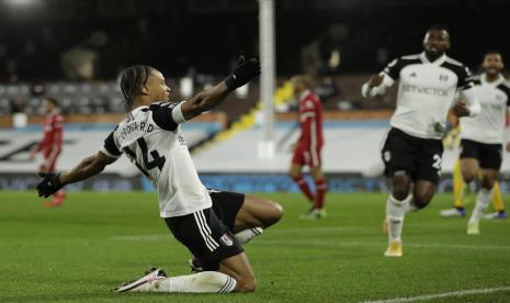 Striker Fulham, Bobby Decordova-Reid merayakan gol ke gawang Liverpool pada laga Liga Inggris di Craven Cottage, Senin (14/12) dini hari WIB.