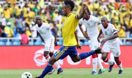 Striker Gabon, Pirre-Emereick Aubameyang saat laga Piala Afrika 2017 lawan Burkina Faso, di stadion Liberville, Gabon, 18 Januari.