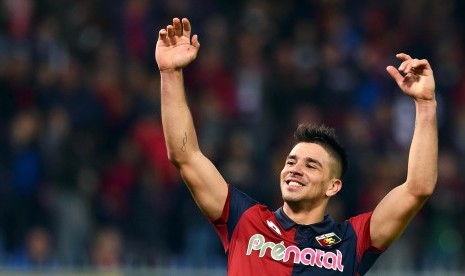 Striker Genoa, Giovanni Simeone merayakan golnya ke gawang Juventus pada laga Serie A di stadion Luigi Ferraris, Senin (28/11) dini hari WIB. Genoa menang 3-1 pada laga ini.