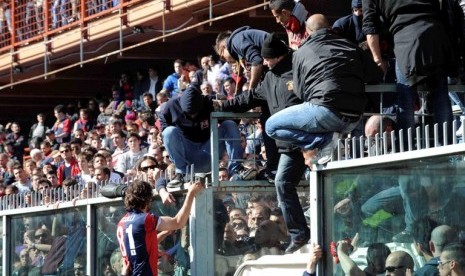 Striker Genoa Giuseppe Sculli berunding dengan suporter 'ultras' Genoa saat pertandingan melawan Siena (22/4)