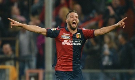 Striker Genoa Leonardo Pavoletti merayakan golnya ke gawang Inter Milan.