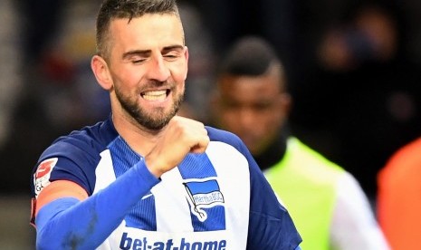 Striker Hertha Berlin, Veded Ibisevic merayakan golnya ke gawang Mainz 05 pada laga lanjuta Bundesliga, di stadion Olimpic, Ahad (27/11). Hertha menang 2-1 pada laga ini.