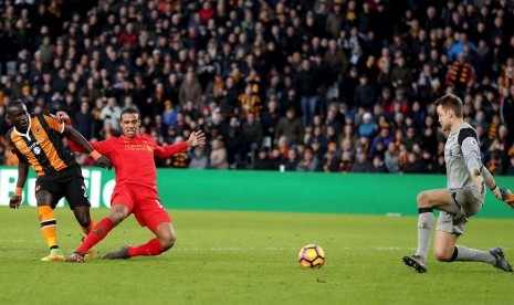 Striker Hull City, Oumar Niasse (kiri) saat mencetak gol ke gawang Liverpool pada laga Liga Primer di stadion KCOM, Sabtu (4/2). Hull menang 2-0 pada laga ini.