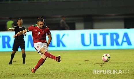 Striker Indonesia llija Spasojevic menendang bola dari titik penalti dalam pertandingan persahabatan Indonesia melawan Guyana di Stadion Patriot Chandrabhaga,  Bekasi, Jawa Barat, Sabtu (25/11). 