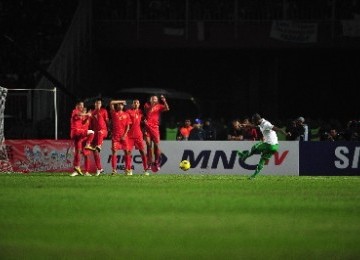 Striker Indonesia Patrich Wanggai saat mencetak gol ke gawang Vietnam, dalam pertandingan semifinal sepakbola SEA Games ke-26 di Stadion Utama Gelora Bung Karno, Jakarta, Sabtu (19/11) malam.