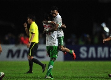 Striker Indonesia Titus Bonai melakukan selebrasi usai mencetak gol ke gawang Vietnam, dalam pertandingan semifinal sepakbola SEA Games ke-26 di Stadion Utama Gelora Bung Karno, Jakarta, Sabtu (19/11) malam.