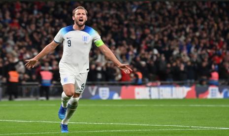 Striker Inggris Harry Kane melakukan selebrasi setelah mencetak gol ketiga timnya selama pertandingan sepak bola grup C kualifikasi Euro 2024 antara Inggris dan Italia di Wembley, di London, pada Rabu (18/10/2023) dini hari WIB.