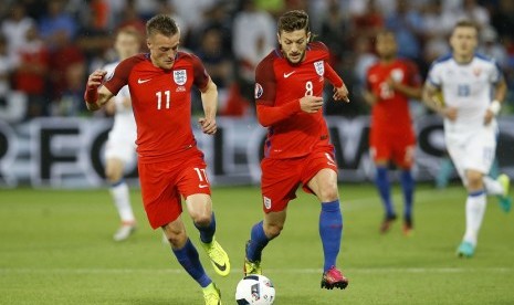 Striker Inggris, Jamie Vardy (kiri) dan Adam Lallana berlari mengamankan bola dalam pertandingan terakhir kualifikasi Grup B Piala Eropa 2016 menghadapi Slowakia. 