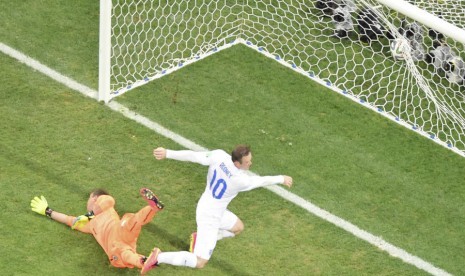 Striker Inggris Wayne Rooney berhasil membobol gawang Uruguay yang dijaga Fernando Muslera sehingga mengubah kedudukan menjadi 1-1 