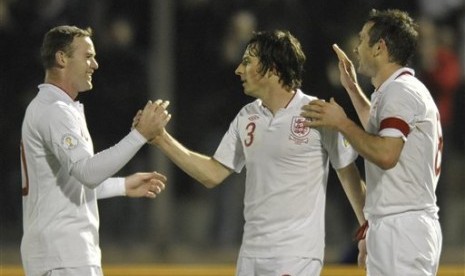 Striker Inggris Wayne Rooney merayakan gol yang dicetaknya ke gawang San Marino bersama Leighton Baines dan Frank Lampard.