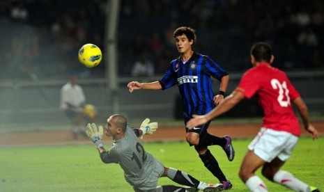    Striker Inter Milan Coutinho (biru), berusaha melepaskan tendangan melewati penjaga gawang timnas Indonesia, Markus Horizon dalam laga persahabatan Internazionale Milan Indonesia Tour di Stadion GBK, Senayan, Jakarta, Sabtu malam (26/5). 