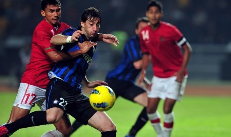  Striker Inter Milan Diego Milito (biru), berusaha melewati hadangan pemain timnas Indonesia, Harry Saputra dalam laga persahabatan Internazionale Milan Indonesia Tour di Stadion Gelora Bung Karno, Senayan, Jakarta, Sabtu (26/5). (Edwin Dwi Putranto/Republ