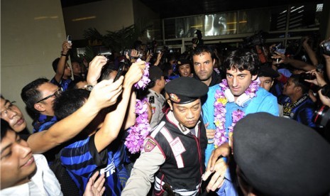 Striker Inter Milan, Diego Milito, dikerumuni penggemar saat tiba di Bandara Soekarno Hatta, Tangerang, Banten, Rabu (23/5). 