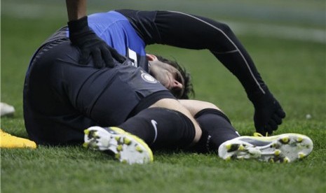 Striker Inter Milan, Diego Milito, terkapar di lapangan saat menghadapi CFR Cluj di Stadion San Siro, Milan, Kamis (14/2). 