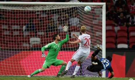 Striker Inter Milan, Eder (kanan) saat mencetak gol ke gawang Bayern Muenchen pada laga International Championship Cup 2017 di Stadion Nasional Singapura, Kamis (27/7).