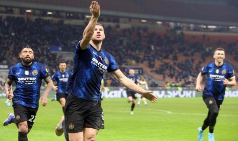 Striker Inter Milan Edin Dzeko (depan) melakukan selebrasi usai mencetak gol ke gawang Venezia dalam laga lanjutan Liga Primer Inggris, Ahad (23/1/2022) dini hari WIB. Inter unggul 2-1 di laga itu..