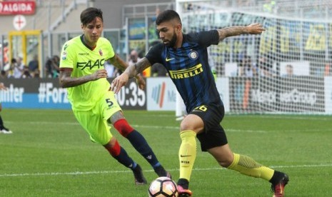 Striker Inter Milan, Gabriel Barbosa (kanan) dalam laga debutnya di Serie A lawan Bologna, di Giuseppe Meazza, Ahad (25/9). Laga berakhir imbang 1-1.