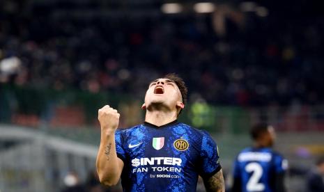 Striker Inter Milan Lautaro Martinez melakukan selebrasi usai mencetak gol ke gawang Cagliari dalam lanjutan Serie A Liga Italia, Senin (13/12) dini hari WIB. Inter unggul 4-0 dalam laga tersebut.