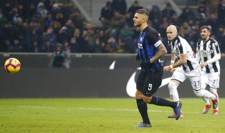 Striker Inter Milan, Mauro Icardi mengeksekusi penalti pada laga Serie A lawan Udinese di Giuseppe Meazza, Ahad (16/12) dini hari WIB.