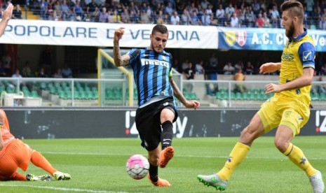 Striker Inter Milan, Mauro Icardi (tengah), mencetak gol saat menghadapi Chievo Verona dalam laga Serie A Italia di Stadion Bentegodi, Verona, Ahad (20/9). 